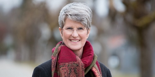 Portrat_draussen_am_Friedhof